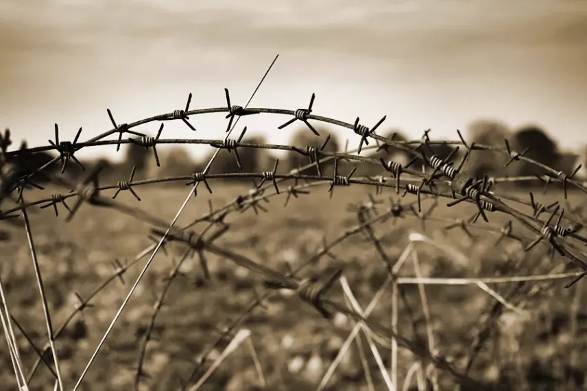 Спиральное заграждение Концертина, установленное на охраняемом объекте